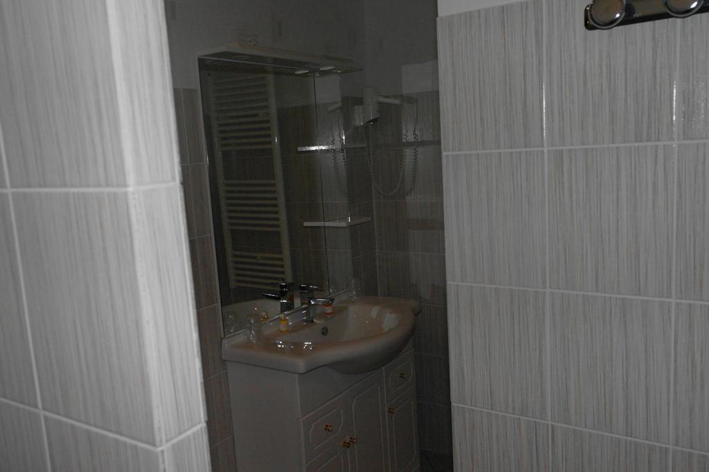 Hostellerie Saint Clement Vic-sur-Cere Exterior photo