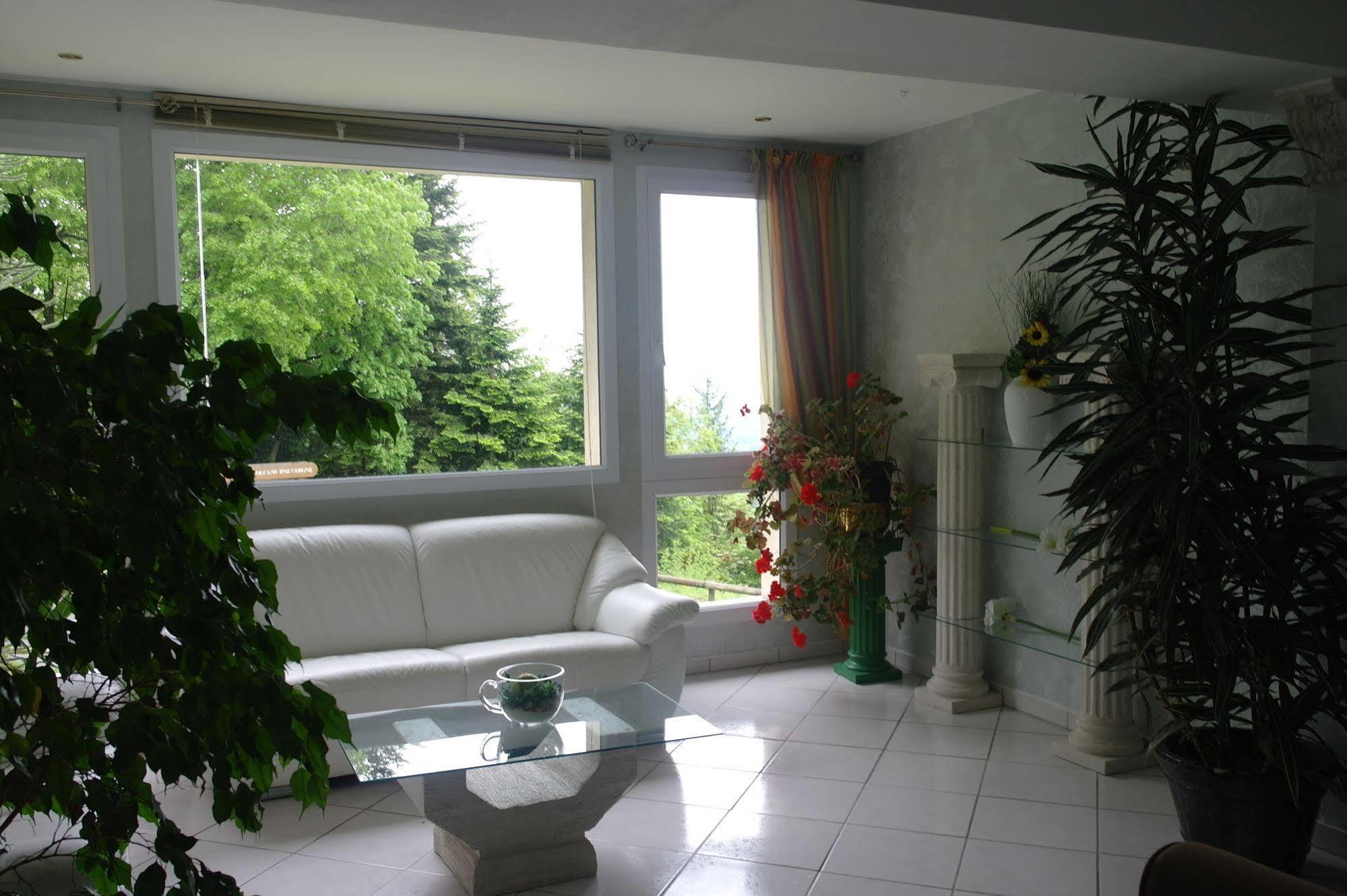 Hostellerie Saint Clement Vic-sur-Cere Exterior photo